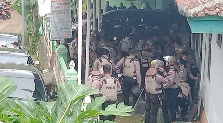 Polisi kepung dan tangkap warga desa wadas jawa tengah