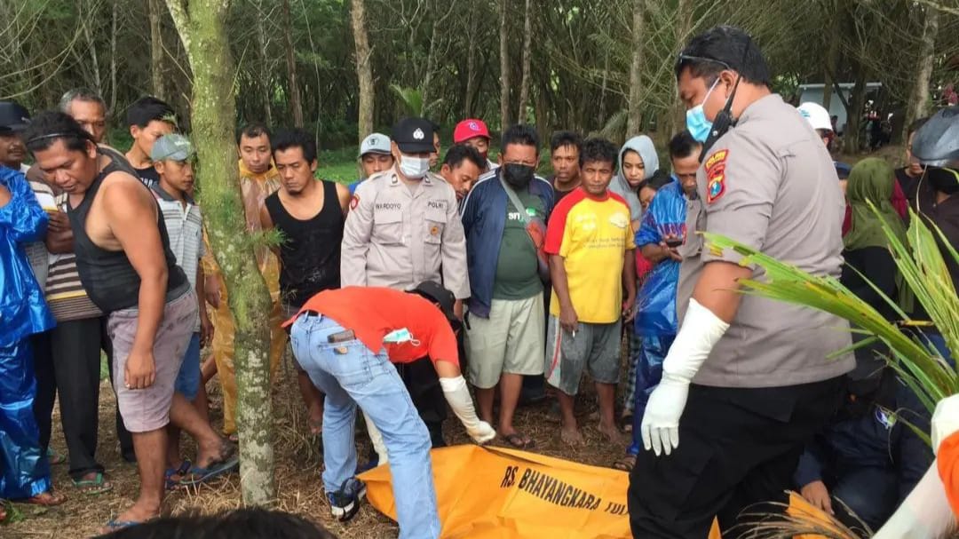 Polres Tulungagung dan warga mengevakuasi tiga korban yang meninggal di Pantai Niyama Tulungagung