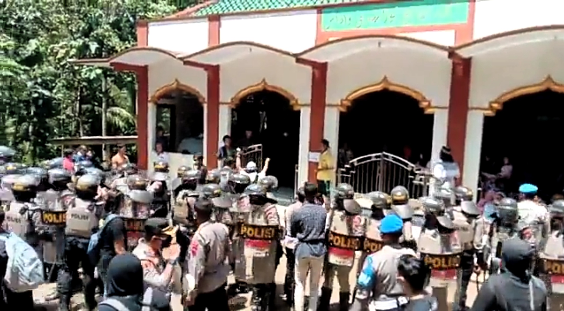 Ribuan polisi tangkap paksa puluhan warga Desa Wadas saat sholat di Masjid
