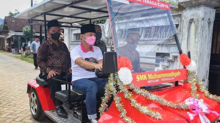 Bupati Trenggalek Kepincut Bawa Mobil Listrik SMK Muhammadiyah ke Pendapa