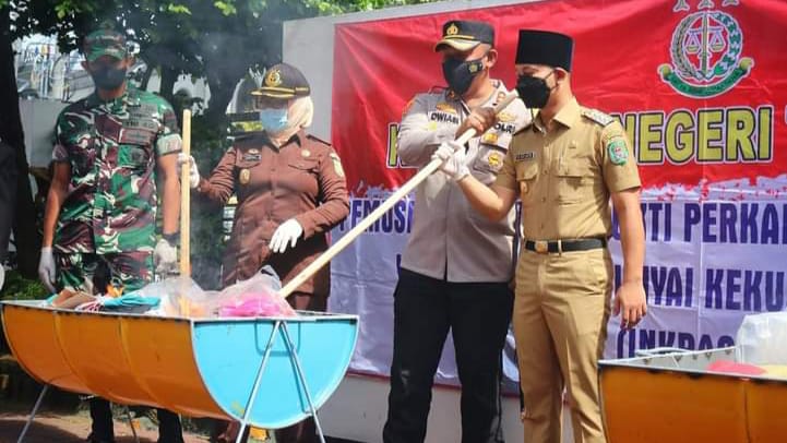 Puluhan Barang Bukti Tindak Pidana Dimusnahkan, Termasuk Sabit Pembunuhan Tukang Becak Trenggalek