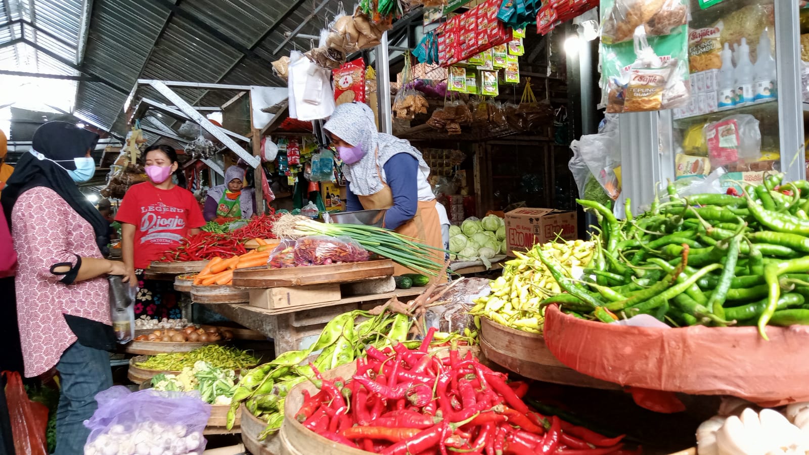 Pedagang cabai dan bahan pokok lainnya di Pasar Trenggalek