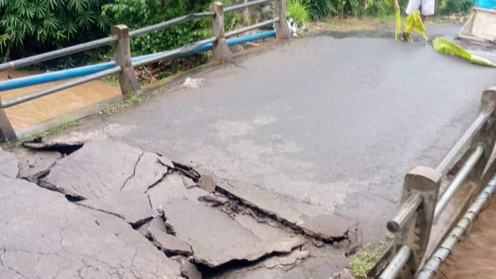 Tergerus Aliran Sungai, Jembatan di Desa Gembleb Kecamatan Pogalan Trenggalek Ambrol