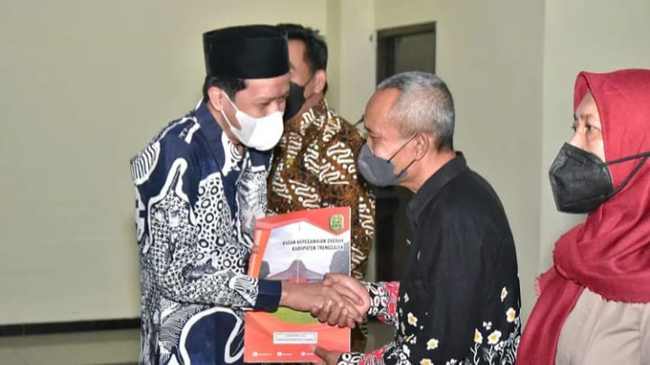 Wakil Bupati Trenggalek, Syah Muhammad Nata negara, melepas PNS purna tugas