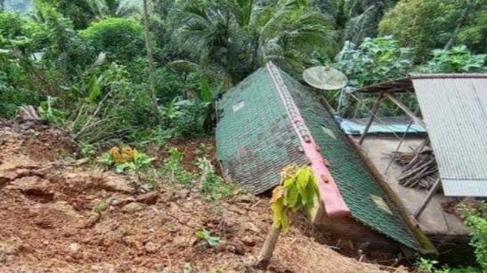 Tanah longsor menimpa rumah warga Desa Siki, Kecamatan Dongko, Kabupaten Trenggalek