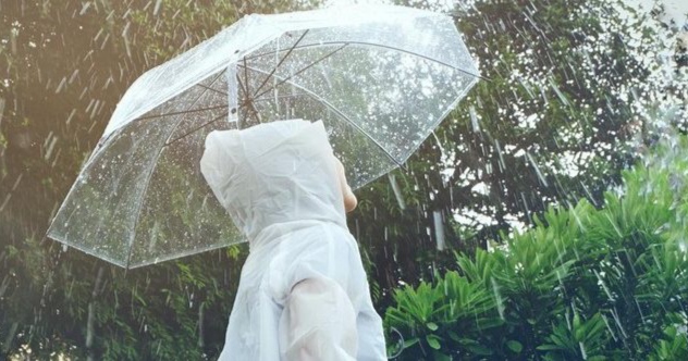 Ilustrasi perempuan menikmati hujan