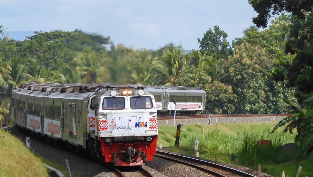 Kereta Api Indonesia sedang berjalan