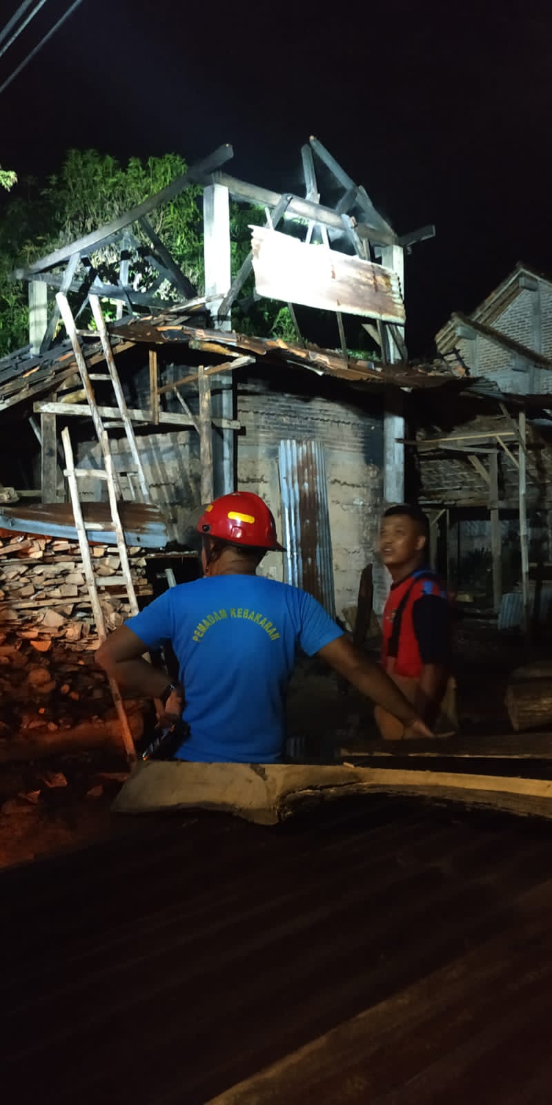 Tim Pemadam Kebakaran Trenggalek mendatangi lokasi kebakaran