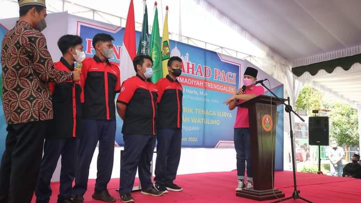 Empat pelajar SMK Muhammadiyah Watulimo Trenggalek, yang menciptakan mobil listrik tenaga surya