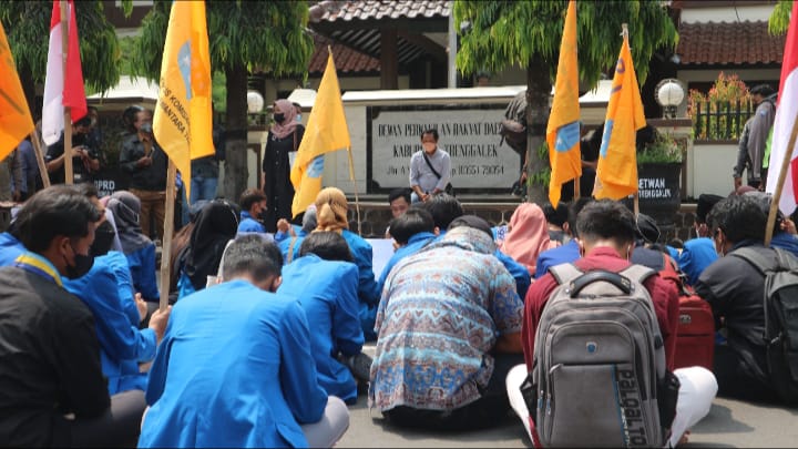 PMII Trenggalek doa bersama saat demonstrasi