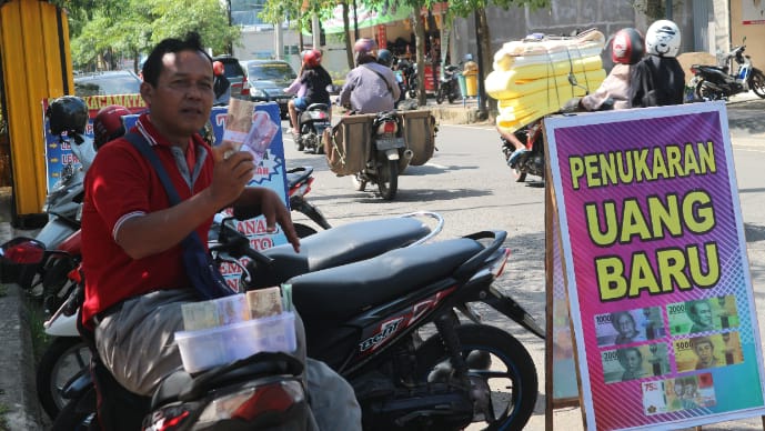 Jelang Idhul Fitri 1443 H, Jasa Tukar Uang Baru di Trenggalek Menjamur 