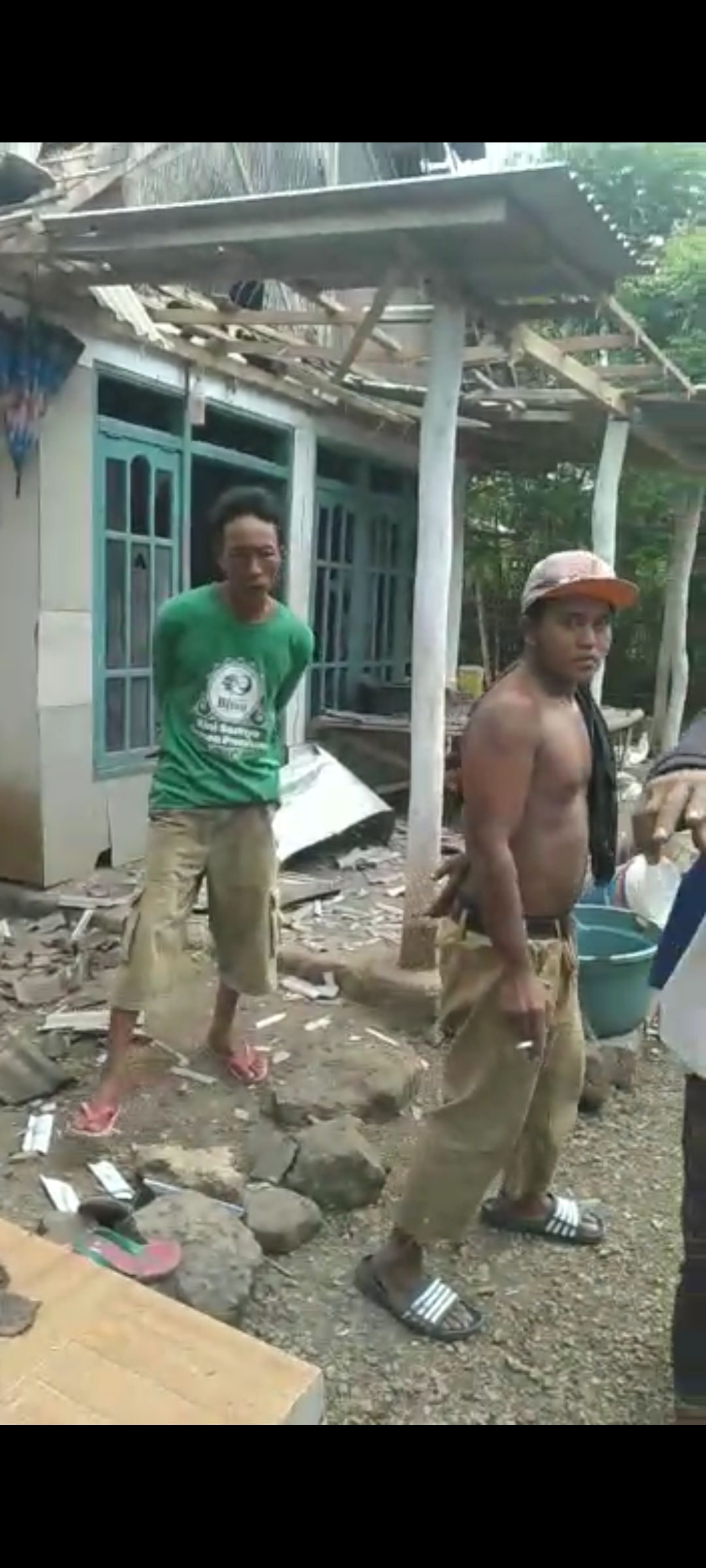 Kondisi rumah warga yang rusak akibat bom latihan TNI AL