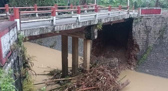 Pondasi jembatan yang ambrol di Kelurahan Tamanan Trenggalek