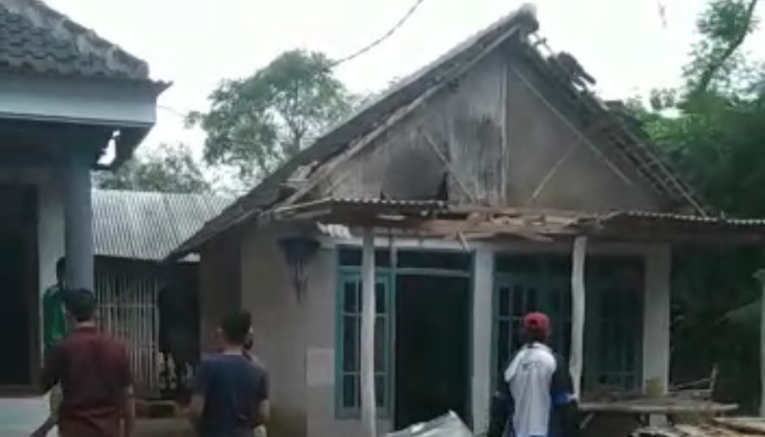 Rumah di Desa Balunganyar yang rusak akibat bom latihan TNI AL