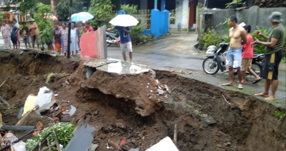 Pos Kamling Desa Sumberdadi Trenggalek Rusak Berat Akibat Tanah Longsor