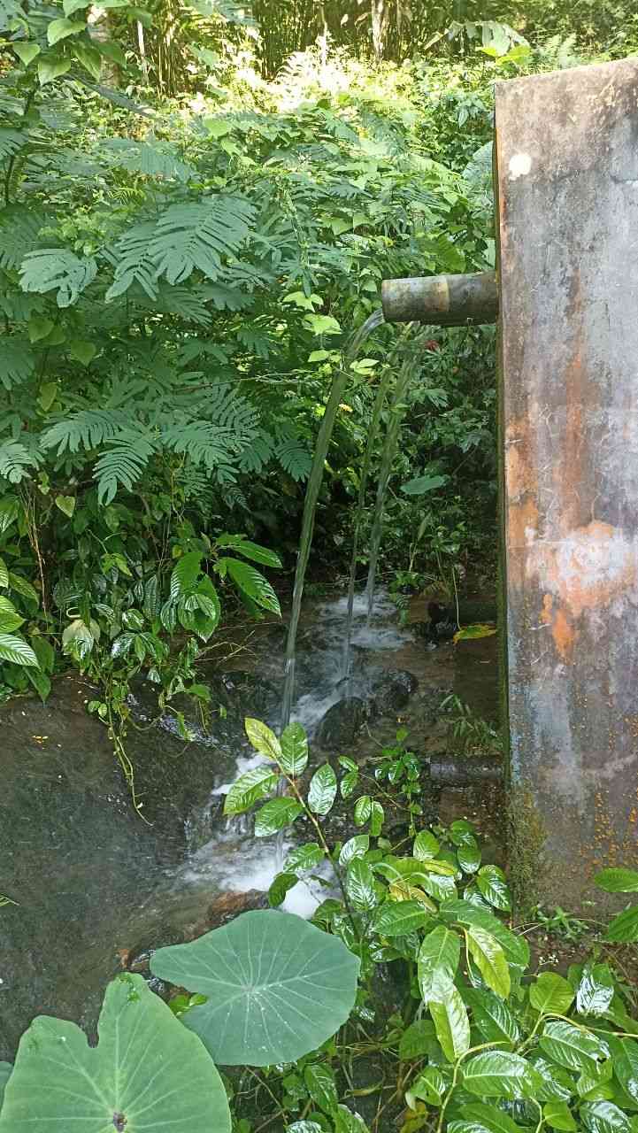 Aliran air dari tandon di Sumber Air Nguncar