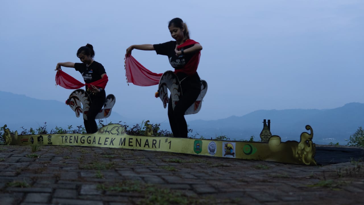 Unik, Seniman Trenggalek Peringati Hari Tari Dunia di Puncak Gunung