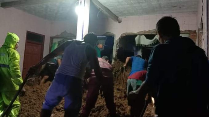 Proses pencarian korban tanah longsor di Desa Bangun, Munjungan Trenggalek