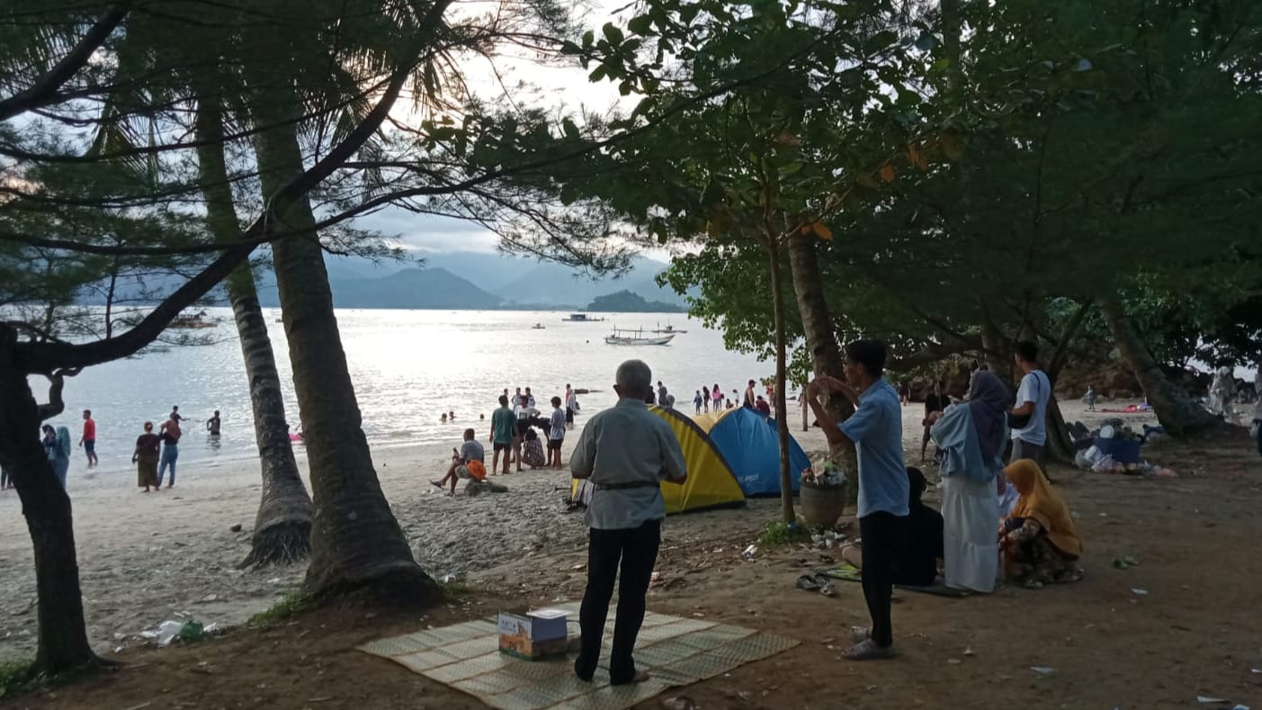 ribuan wisatawan serbu Pantai Mutiara Trenggalek