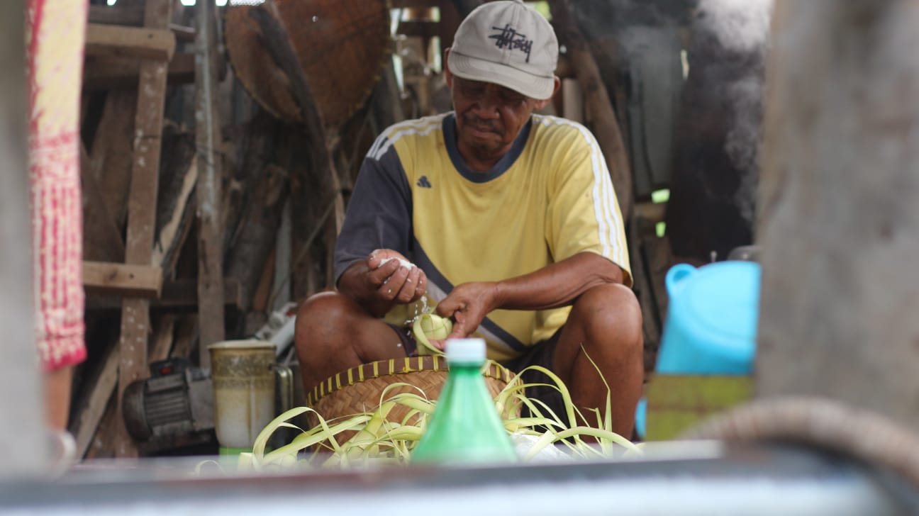 Warga Trenggalek sedang membuat ketupat