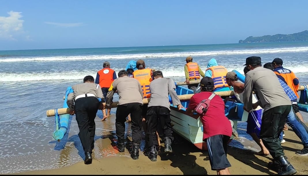 Pencarian Sampai Pacitan, Korban Terseret Ombak Pantai Trenggalek Belum Ditemukan