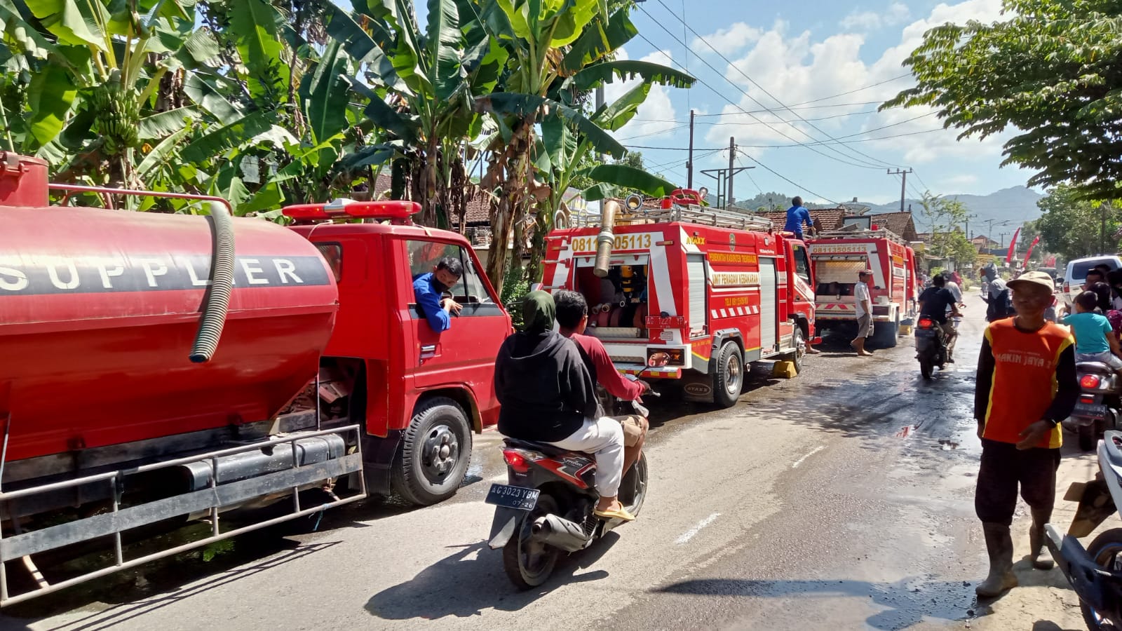 Tiga unit mobil pemadam kebakaran Trenggalek turun padamkan kobaran api di Desa Prambon, Kecamatan Tugu