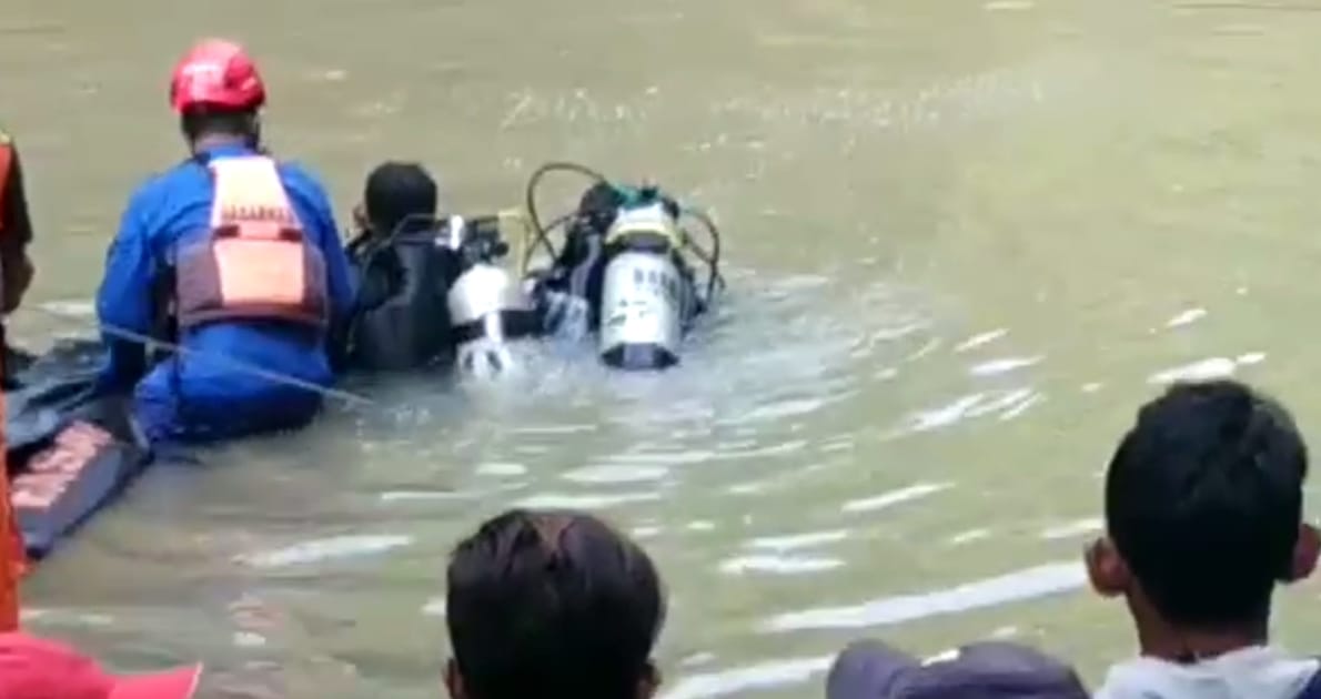 Proses pencarian korban yang tenggelam di sungai