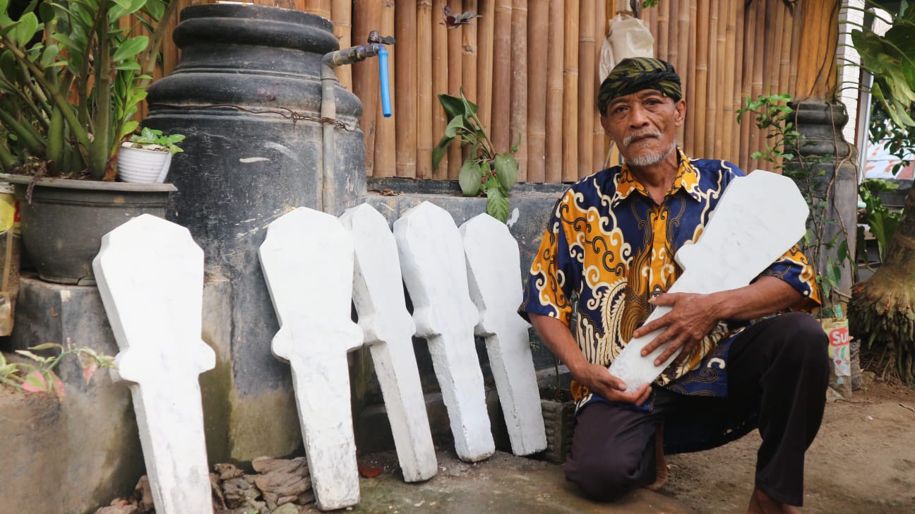 Dedikasi Lasimun, Kakek dari Trenggalek Pembuat Batu Nisan Tanpa Biaya