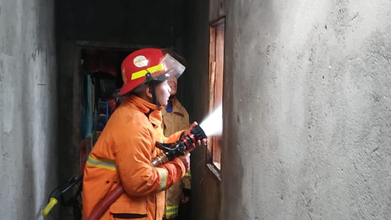 Petugas Pemadam Kebakaran Trenggalek memadamkan api