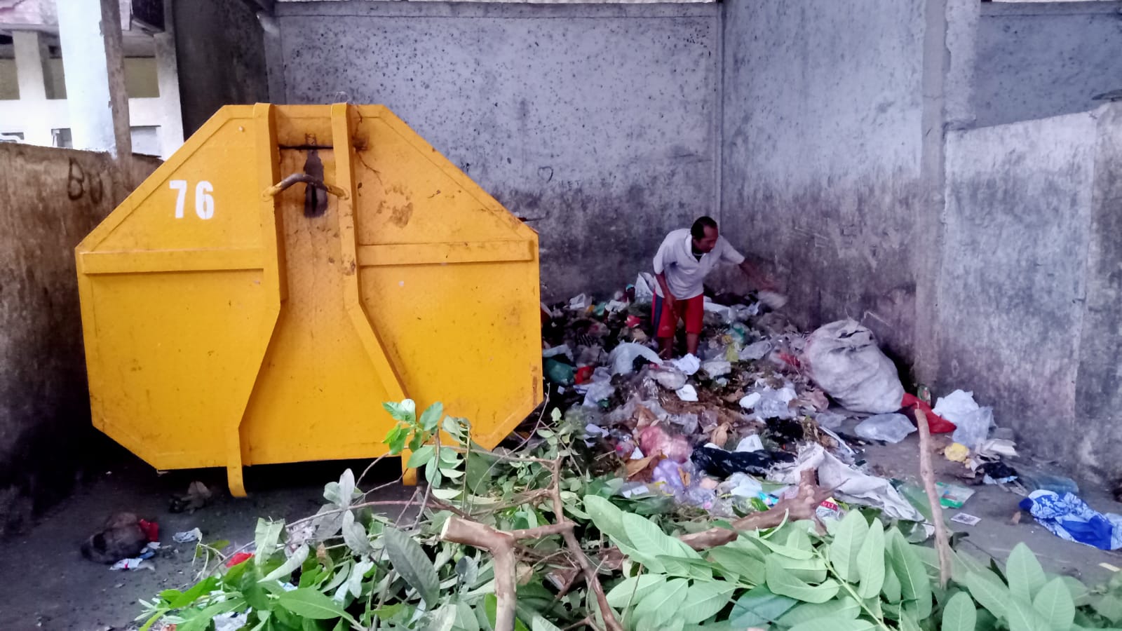 Tumpukan sampah di TPS Sumber Gedong Trenggalek