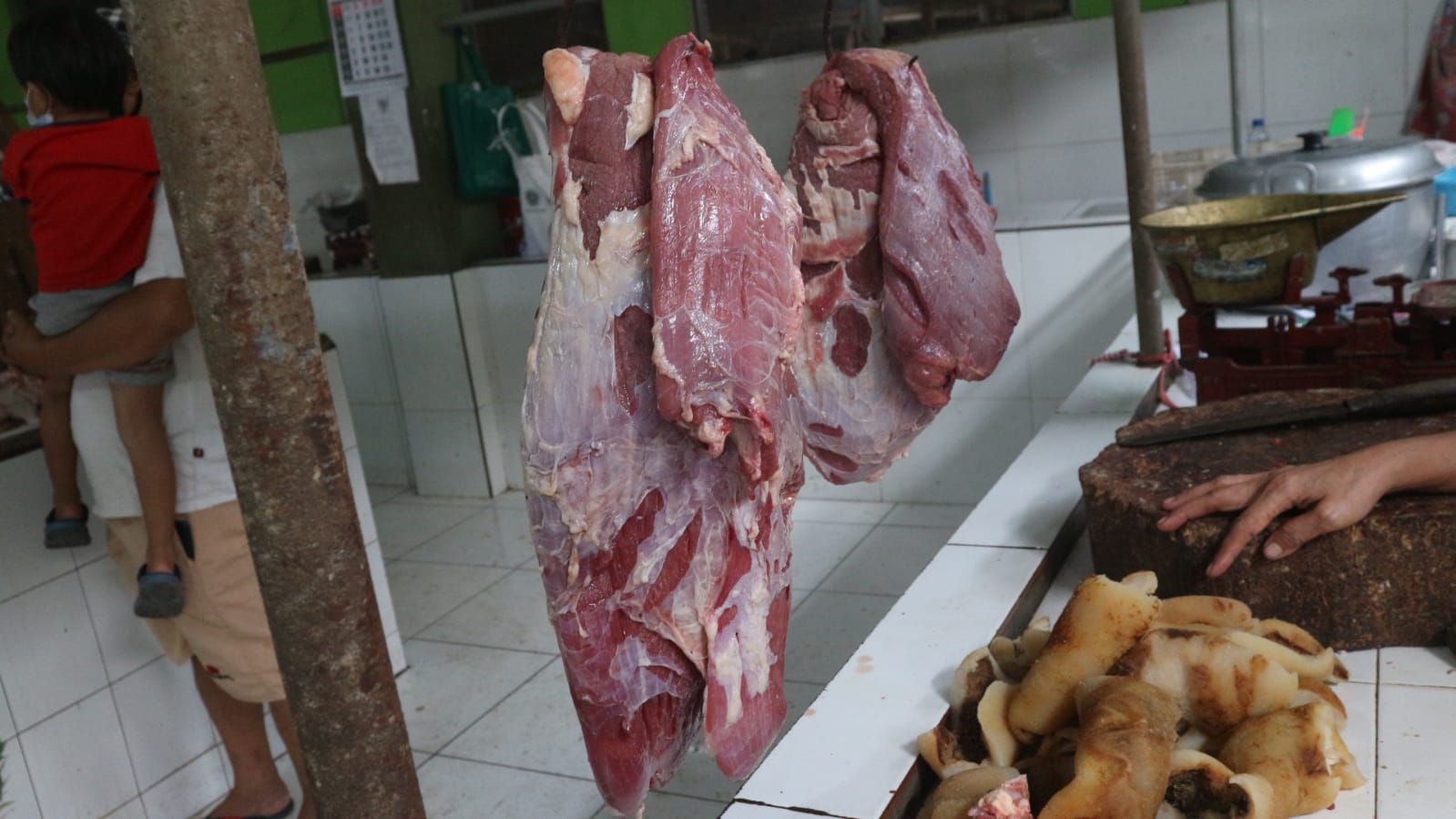 Daging sapi segar di Pasar Basah Trenggalek