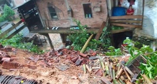 Dinding rumah Isnadi tertimpa tanah longsor