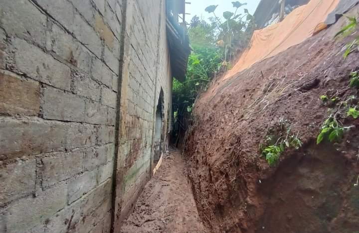 Dinding rumah warga Dongko jebol akibat tanah longsor