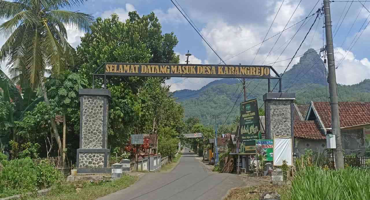 Gerbang masuk wilayah eksploitasi tambang emas PT SMN, di Desa Karangrejo, Kecamatan Kampak, Trenggalek