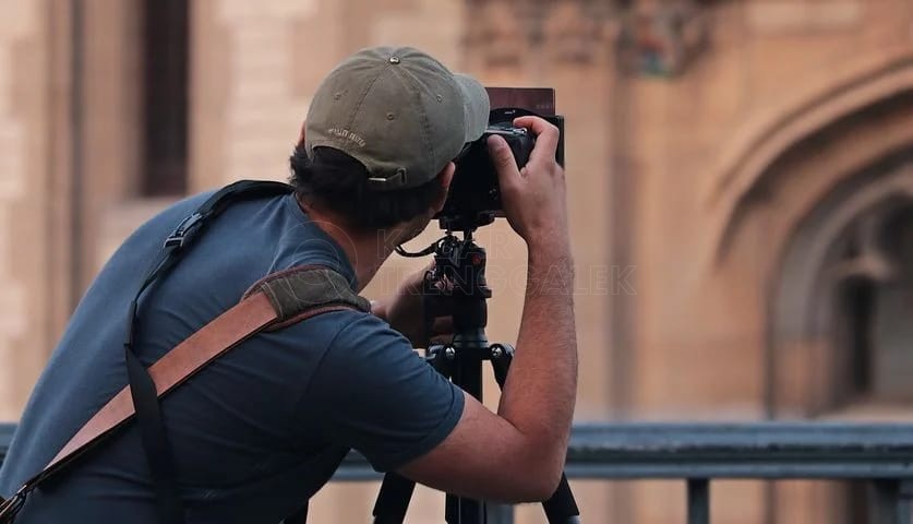 Ilustrasi seseorang memotret dengan teknik segitiga exposure
