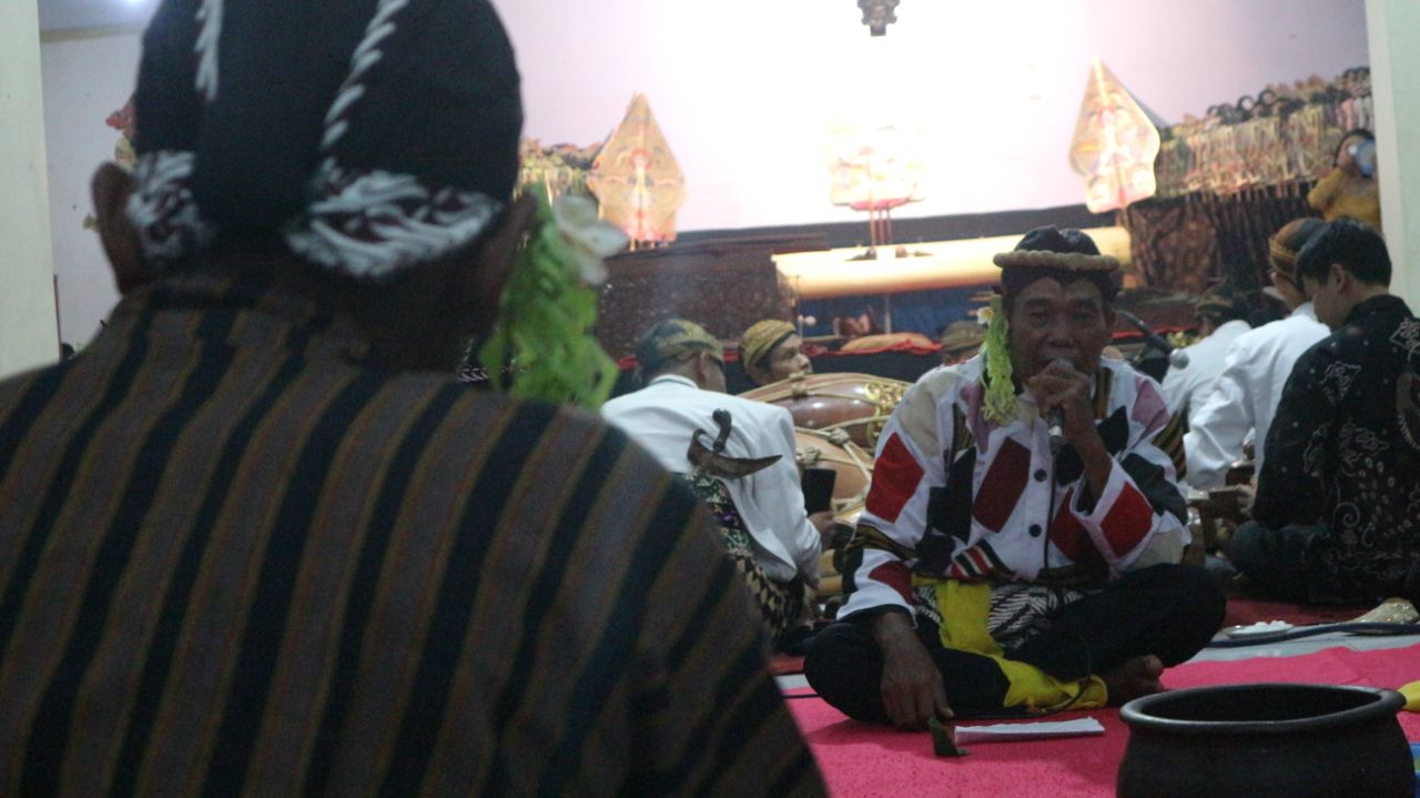 Jani, warga Desa Prambon yang memerankan Kanjeng Sinongkel dalam Upacara Adat Sinongkelan, memakai baju putih dengan motif compang-camping
