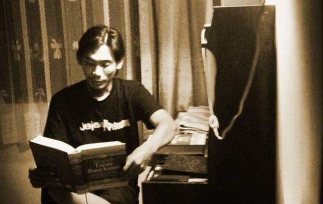 Jhe Mukti sedang membaca Kitab Tafsir Ibnu Katsir di Bulan Ramadhan 2014