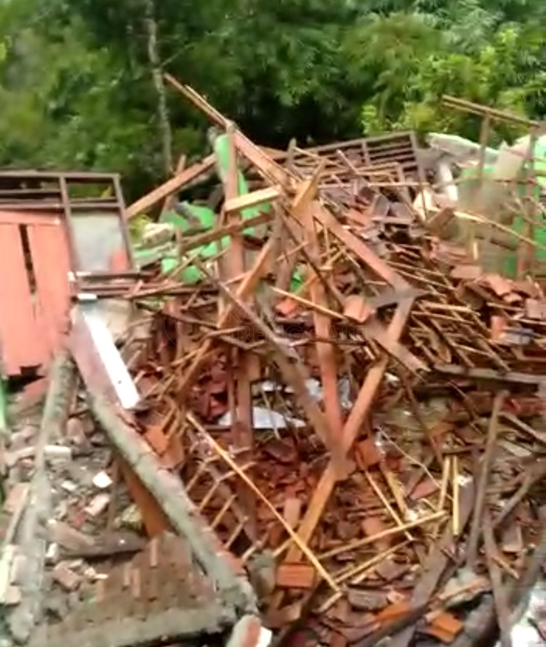 Kondisi ruangan SD-SMP Satu Atap di Desa Ngadimulyo yang ambruk