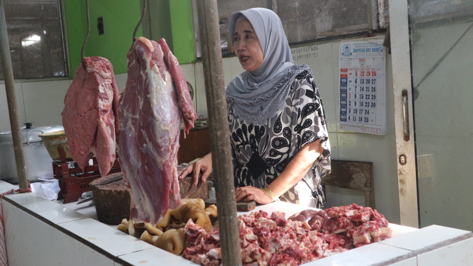 Pedagang daging sapi di Pasar Basah Trenggalek