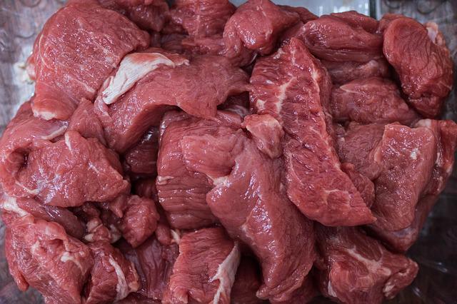 Potongan daging sapi hasil dari menghitung daging kurban
