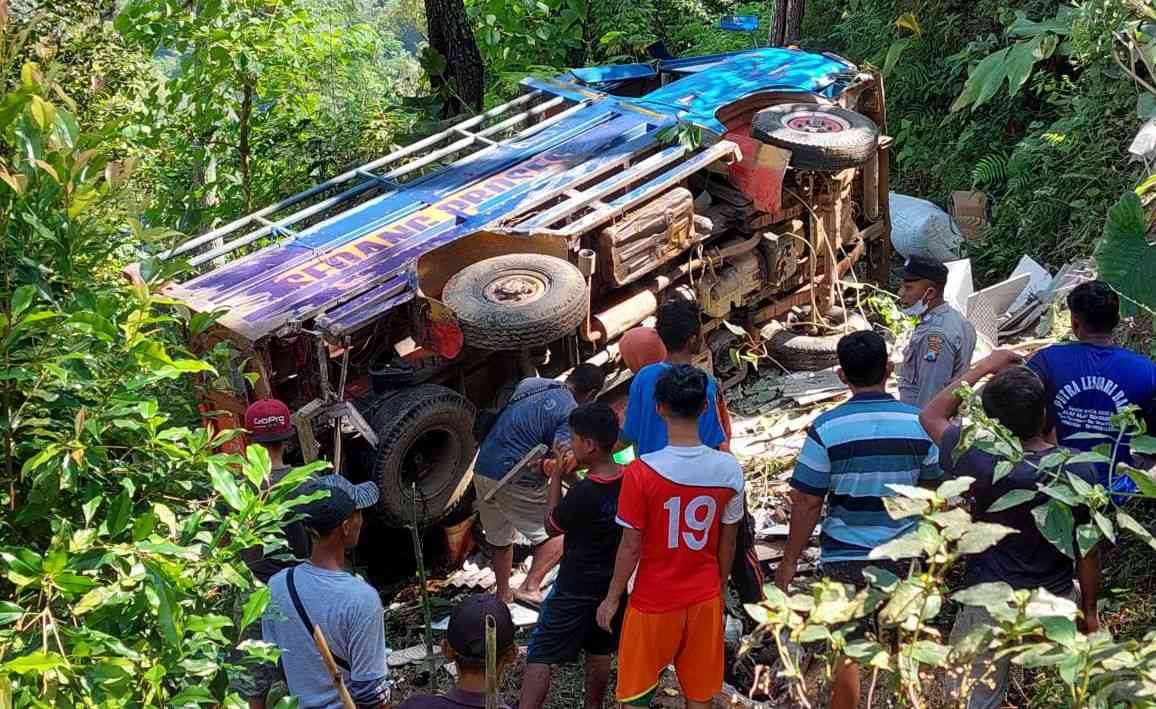 Truk terperosok ke jurang di Trenggalek