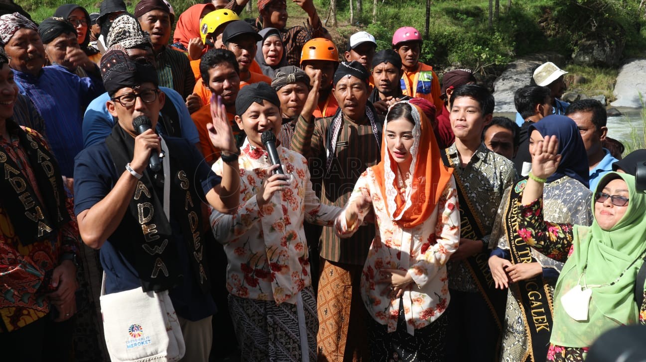 Sandiaga Uno memberikan sambutan saat mengunjungi Desa Wisata Pandean, Kecamatan Dongko, Kabupaten Trenggalek