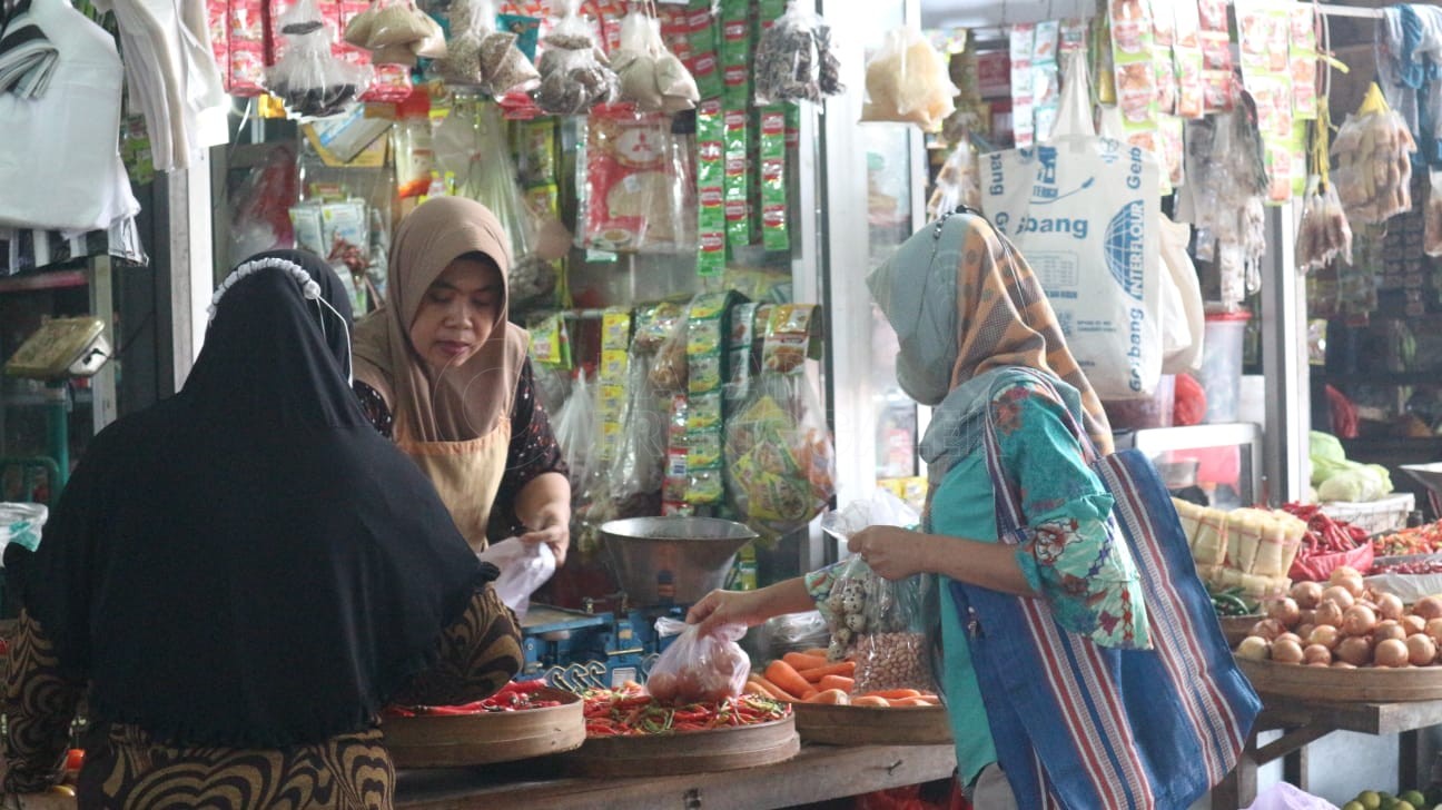 Siti Fatimah (tengah), pedagang di Pasar Basah Trenggalek