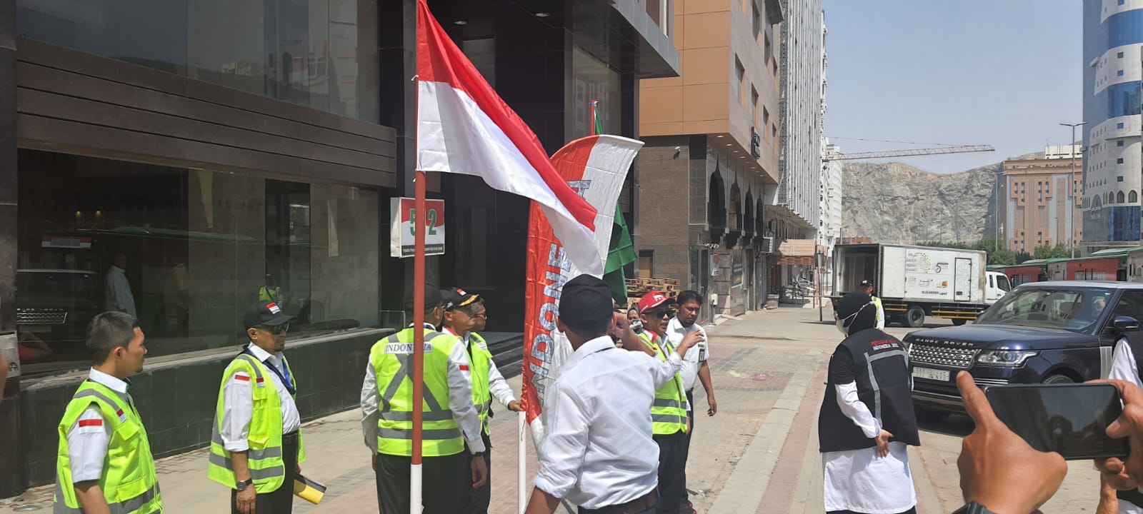 Suasana di depan hotel jemaah haji di Makkah