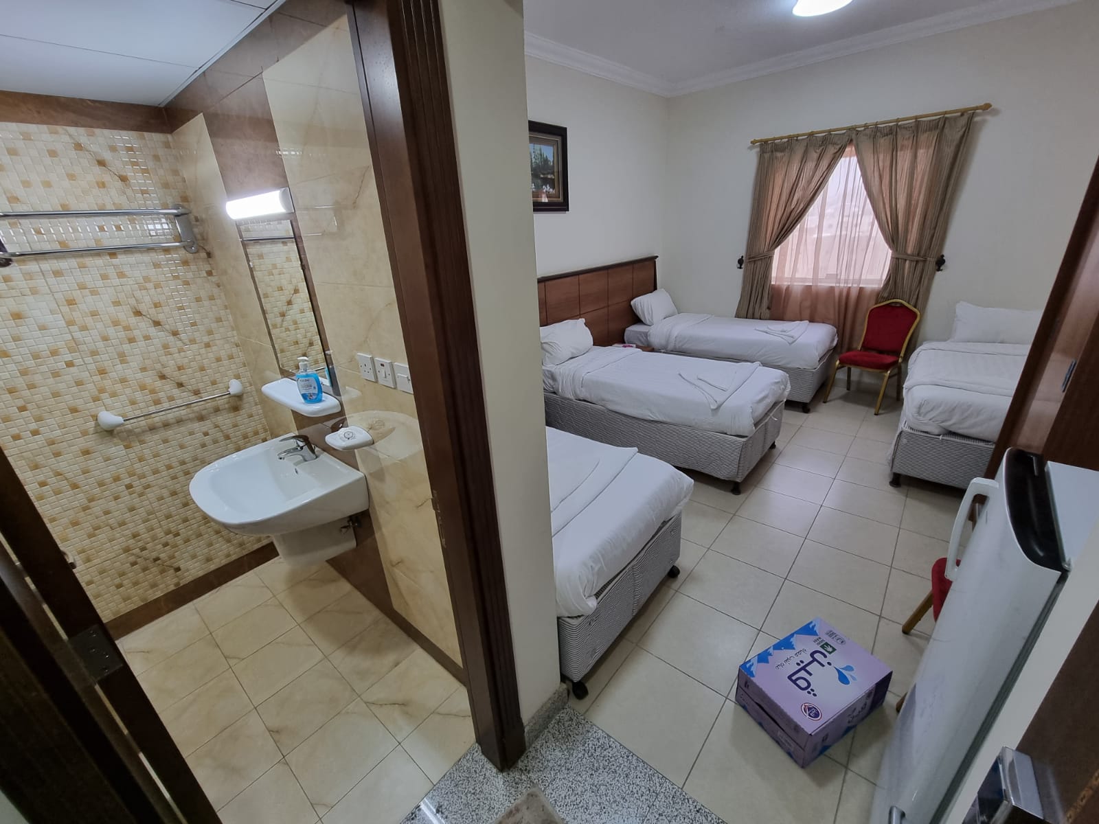 Tampilan kasur dan kamar mandi hotel jemaah haji di Makkah
