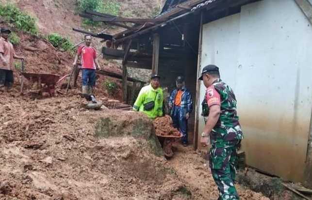 Tanah longsor menimpa rumah Bapak Pait, Desa Ngadimulyo
