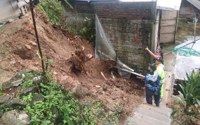 Tanah longsor menimpa rumah Bapak Sairan, Desa Ngadimulyo