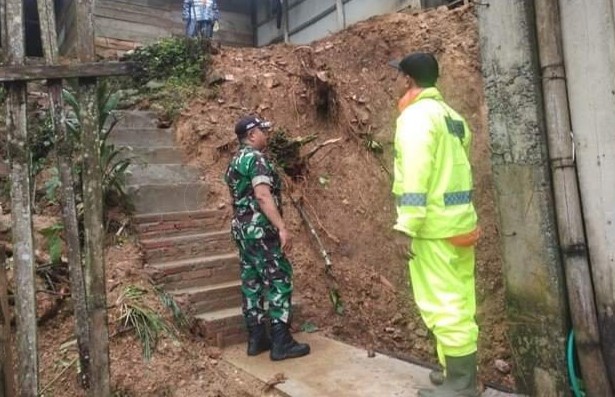 Tanah longsor menimpa rumah Bapak Tri, Desa Ngadimulyo