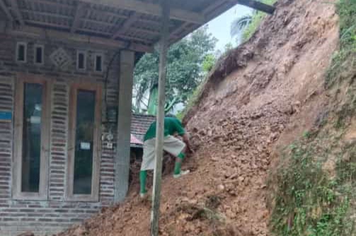 Tanah longsor timpa rumah warga Dusun Buluroto, Desa Ngadimulyo, Kecamatan Kampak, Kabupaten Trenggalek