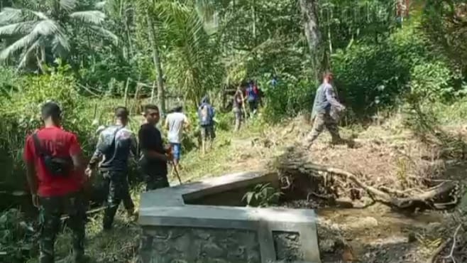 Warga Desa Bogoran yang ikut mencari TNI hilang